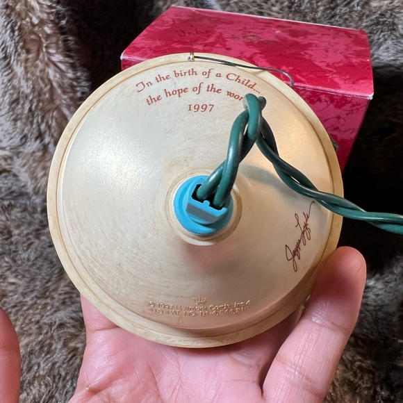 1997 Hallmark Keepsake Madonna and Child Magic Lighted Ornament ORIGINAL BOX - Picture 4 of 7